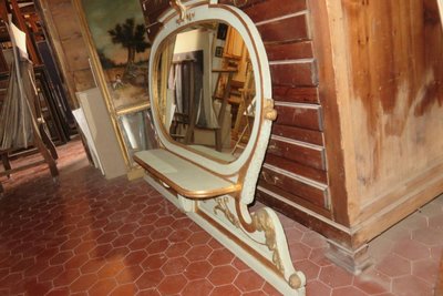 Specchio ovale, italiano, in legno dipinto e dorato, XIX secolo.