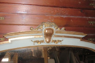 Specchio ovale, italiano, in legno dipinto e dorato, XIX secolo.