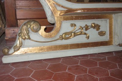 Specchio ovale, italiano, in legno dipinto e dorato, XIX secolo.