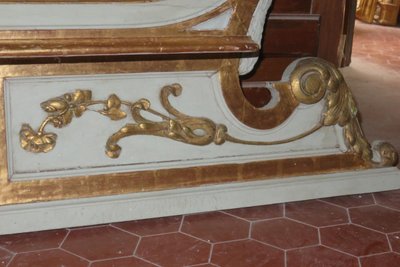 Specchio ovale, italiano, in legno dipinto e dorato, XIX secolo.