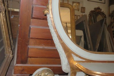 Specchio ovale, italiano, in legno dipinto e dorato, XIX secolo.