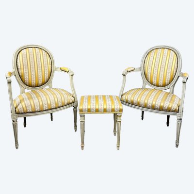 Paire De Fauteuils Médaillon Style Louis XVI Avec Repose-pieds, XXe Siècle