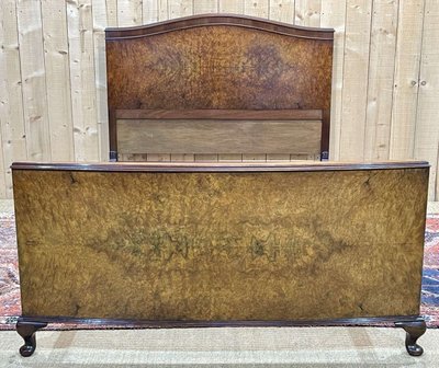 Englisches Bett aus Nussbaummaserholz aus den 1930er Jahren