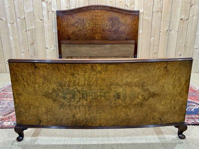 Englisches Bett aus Nussbaummaserholz aus den 1930er Jahren