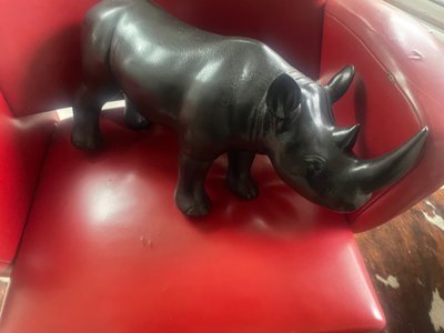Rhinocéros sculpture 