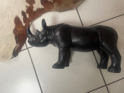 Rhinocéros sculpture 