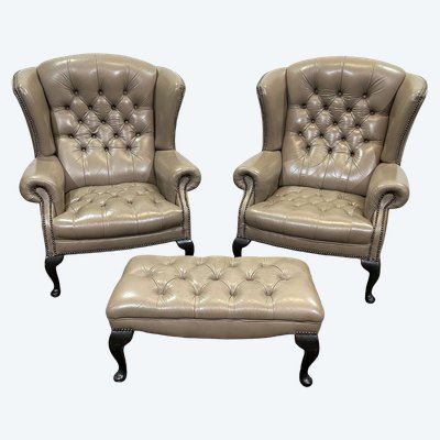Paire de fauteuils Chesterfield à haut dossier et 1 repose pieds en cuir - travail des années 80