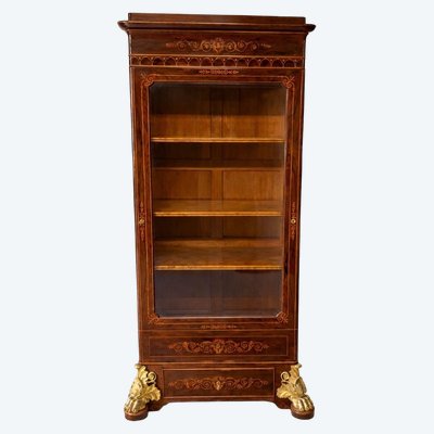 Vitrine aus der Karl-X-Zeit in Palisanderfurnier, mit strukturierten, vergoldeten Bronzefüßen