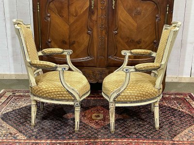 Paire de cabriolets d'époque Louis XVI en hêtre recouverts d'une peinture polychrome