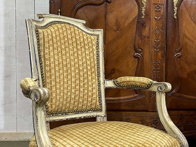 Paire de cabriolets d'époque Louis XVI en hêtre recouverts d'une peinture polychrome