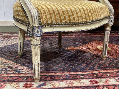 Paire de cabriolets d'époque Louis XVI en hêtre recouverts d'une peinture polychrome