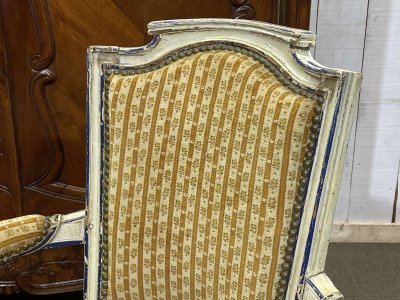 Paire de cabriolets d'époque Louis XVI en hêtre recouverts d'une peinture polychrome