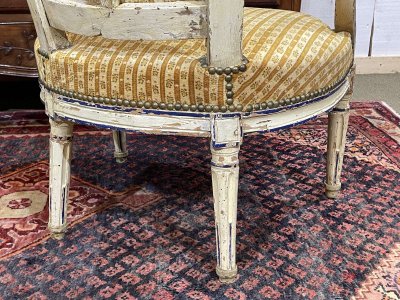 Paire de cabriolets d'époque Louis XVI en hêtre recouverts d'une peinture polychrome
