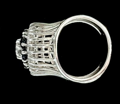 Weißgoldring mit 1,20 Karat Diamanten und 8 Saphiren