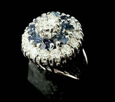 Weißgoldring mit 1,20 Karat Diamanten und 8 Saphiren