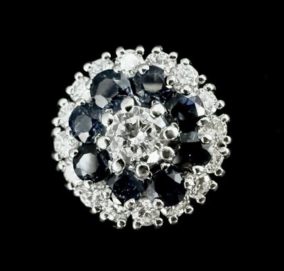 Weißgoldring mit 1,20 Karat Diamanten und 8 Saphiren
