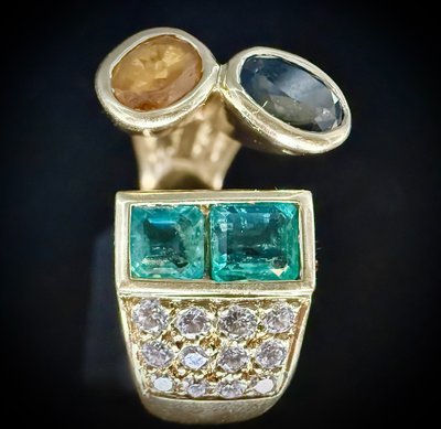 Anello in oro giallo con smeraldi, zaffiri e diamanti.