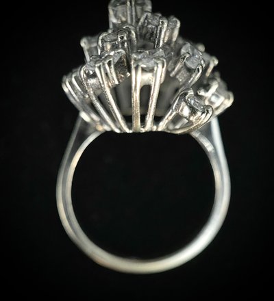 Bague or blanc serti de 1,65 carats de diamants