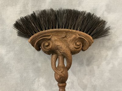 Belle balayette de cheminée ancienne en bois sculpté d'époque 19 ème 