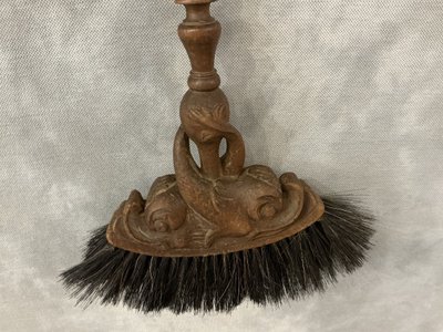 Belle balayette de cheminée ancienne en bois sculpté d'époque 19 ème 