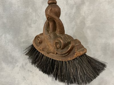 Belle balayette de cheminée ancienne en bois sculpté d'époque 19 ème 