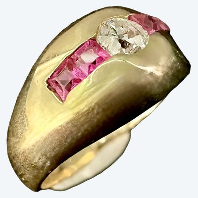 Armreif aus Gelbgold, besetzt mit einem Diamanten und Rubinen