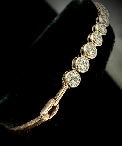 Bracciale in oro rosa con 11 diamanti