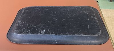Grande vassoio in lamiera dipinta, stile Napoleone III, fine XIX secolo.