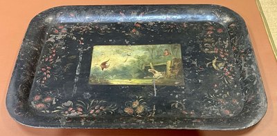 Grande vassoio in lamiera dipinta, stile Napoleone III, fine XIX secolo.