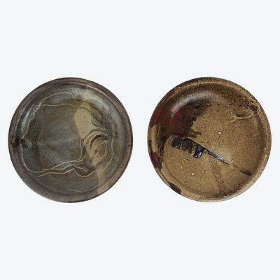 Due piccoli piatti in gres di Heraud e della manifattura di ceramiche di Sancerre.