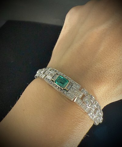 Art Deco bracelet in platinum and gold set with an emerald and 4.72 carats of diamonds