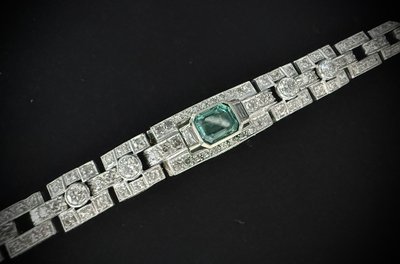 Art Deco bracelet in platinum and gold set with an emerald and 4.72 carats of diamonds