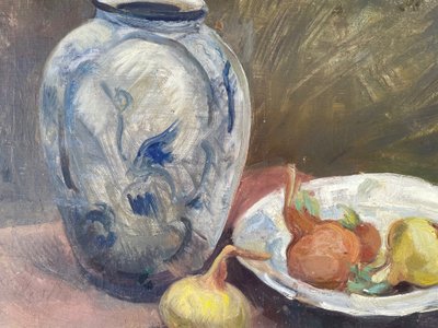 Onions and white earthenware by Léo Darriet