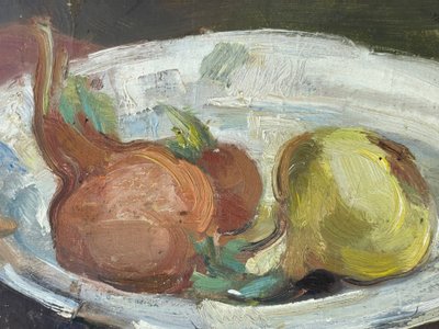 Onions and white earthenware by Léo Darriet