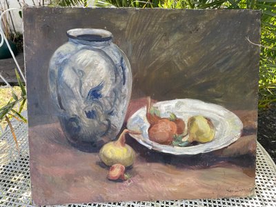Onions and white earthenware by Léo Darriet