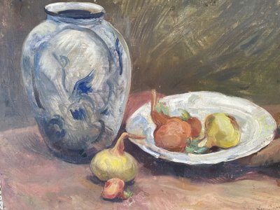 Onions and white earthenware by Léo Darriet