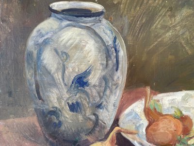 Onions and white earthenware by Léo Darriet