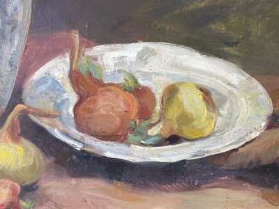 Onions and white earthenware by Léo Darriet