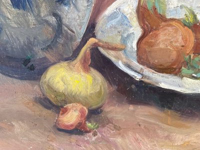 Onions and white earthenware by Léo Darriet
