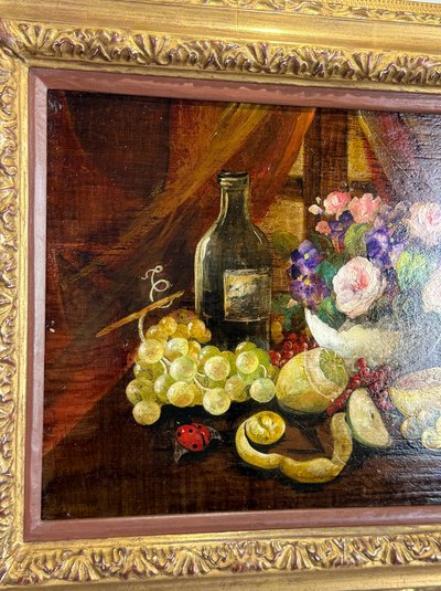 HUILE SUR PANNEAU SIGNÉE ET ENCADRÉE REPRÉSENTANT UNE NATURE MORTE A LA COCCINELLE 