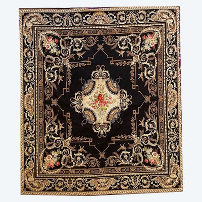 Tovaglia (in arazzo di lana) con motivo floreale e a volute, in stile Napoleone III.