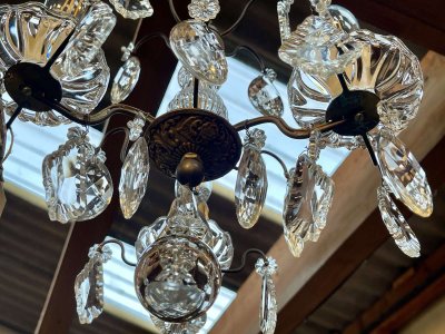 Three-light chandelier in bronze and cut crystal, early 20th century