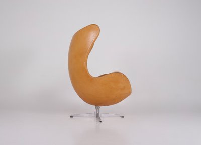 Poltrona Egg con poggiapiedi – Arne Jacobsen