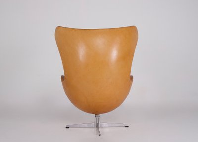 Poltrona Egg con poggiapiedi – Arne Jacobsen