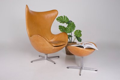 Poltrona Egg con poggiapiedi – Arne Jacobsen