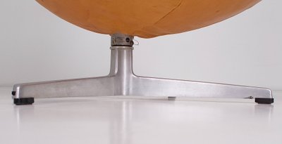 Poltrona Egg con poggiapiedi – Arne Jacobsen