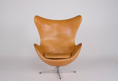 Poltrona Egg con poggiapiedi – Arne Jacobsen