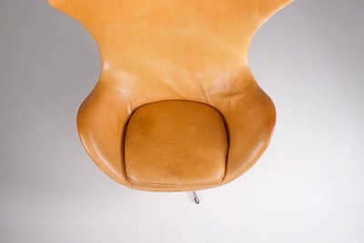 Poltrona Egg con poggiapiedi – Arne Jacobsen
