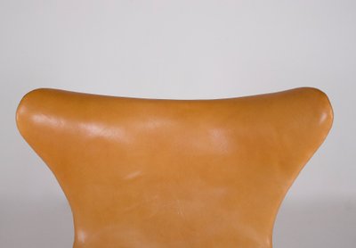 Poltrona Egg con poggiapiedi – Arne Jacobsen