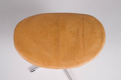 Poltrona Egg con poggiapiedi – Arne Jacobsen